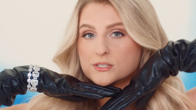 Meghan Trainor parece irreconhecível no vídeo viral nicki minaj desafio