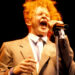 Mick Hucknall choca os fãs com voz deslumbrante e sem idade no anúncio da turnê de 40 anos do Simply Red Red