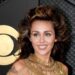 Miley Cyrus não usa nada além de tinta corporal para nova sessão de fotos