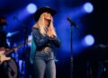 Miranda Lambert hospeda o concerto de inundação de All-Star Texas em Austin