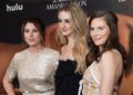 Monica Lewinsky atordoa no tapete vermelho ao lado de Amanda Knox 27 anos após Bill Clinton Scandal - National Enquirer