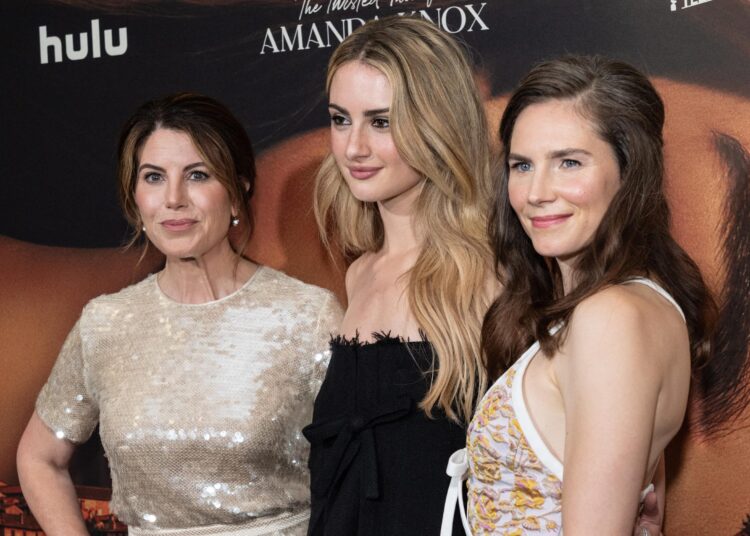 Monica Lewinsky atordoa no tapete vermelho ao lado de Amanda Knox 27 anos após Bill Clinton Scandal - National Enquirer