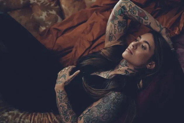 Morgan Wade destaca as lutas de fertilidade no vídeo emocional 'Hardwood Floor'