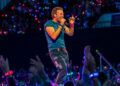 Muito amor por FeelGood Coldplay enquanto Hull abraça Kisscam