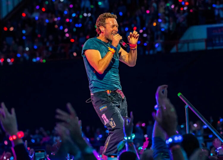 Muito amor por FeelGood Coldplay enquanto Hull abraça Kisscam