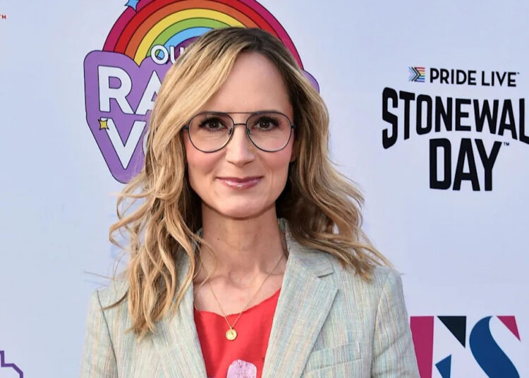 Música country Trailblazer Jornada de Chely Wright de palco para sala de reuniões como executão dei