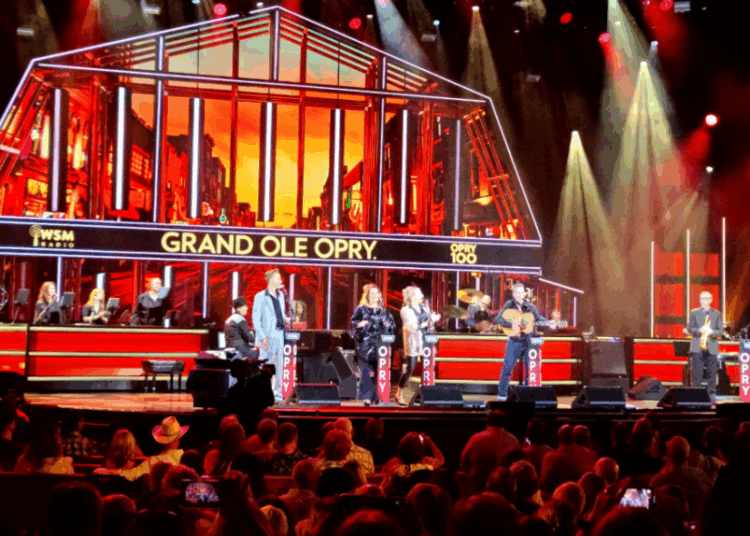 Músico de Austin sobe ao palco no Historic Grand Ole Opry