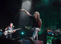 My Chemical Romance Cover Bon Jovi, 'Livin' em uma oração 'durante o show de Nova Jersey
