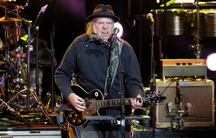 Neil Young estreia nova música anti-Trump em turnê