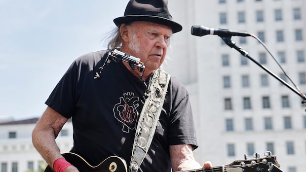 Neil Young revela uma nova música anti-Trump, Big Crime