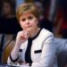 Nicola Sturgeon acredita que a família real é "educada e cortês", exceto um