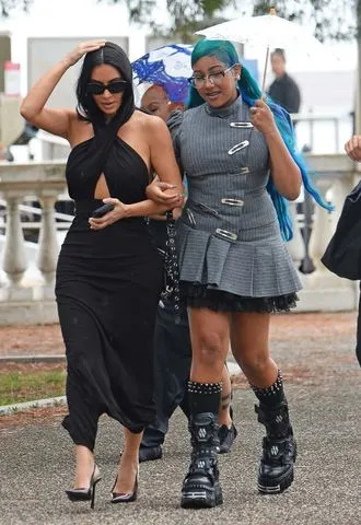 Noroeste participa de seu primeiro festival de cinema de Veneza com a mãe Kim Kardashian em Ensemble Pinstripe e botas grossas