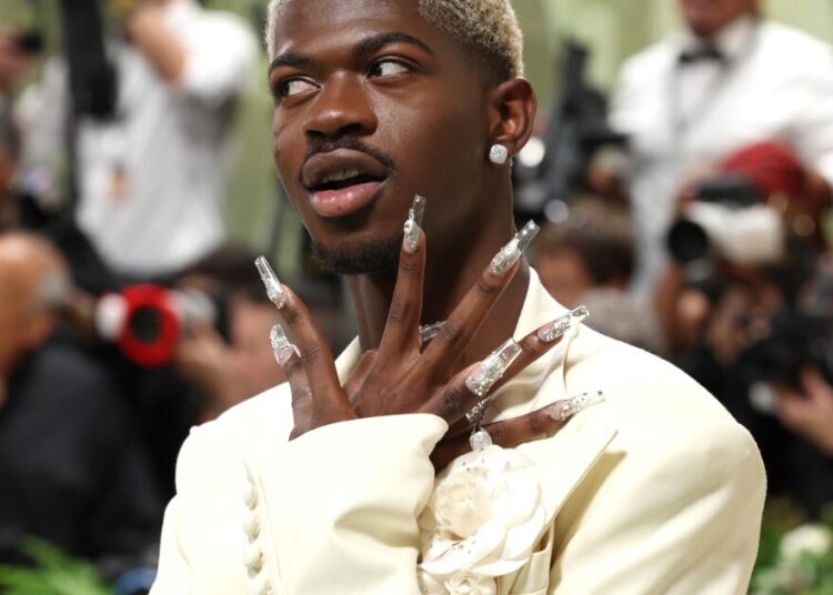 Novo vídeo Lil Nas X mostra Singer totalmente nu antes da prisão