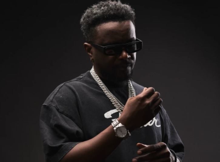Nyashinski assina o acordo da Sony após a década de hits de música queniana