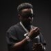 Nyashinski assina o acordo da Sony após a década de hits de música queniana