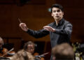 O Britt Festival Orchestra recebe o novo diretor musical Norman Huynh no pódio