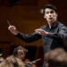 O Britt Festival Orchestra recebe o novo diretor musical Norman Huynh no pódio