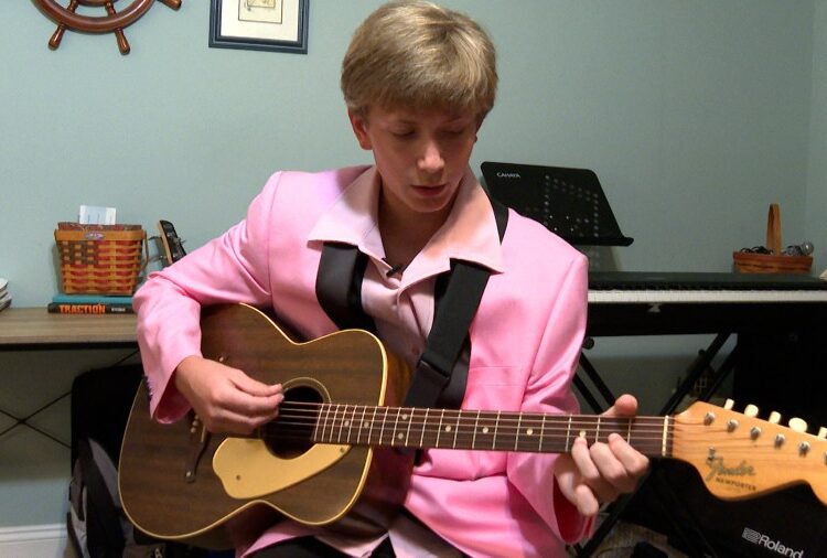 O adolescente do norte do Alabama presta homenagem ao rei do rock and roll
