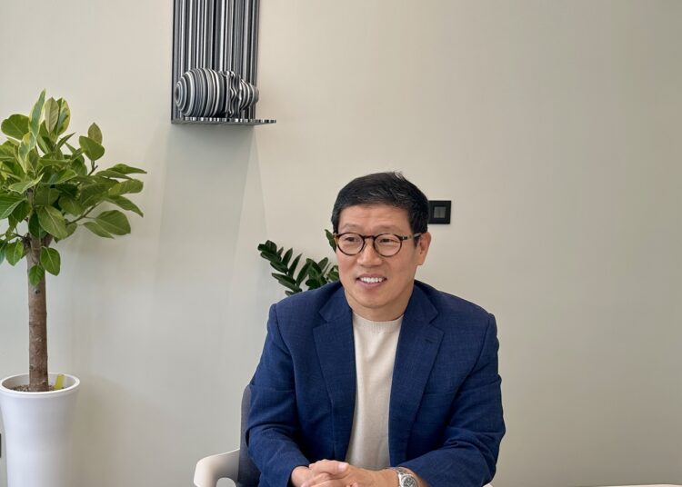O CEO e advogado Kang Ho-Sung, da Agência KHS, fala durante uma entrevista com o Korea Herald nos escritórios da Agência KHS em Gangnam-Gu, sul de Seul, segunda-feira. (Lee Jung-joo/The Korea Herald)