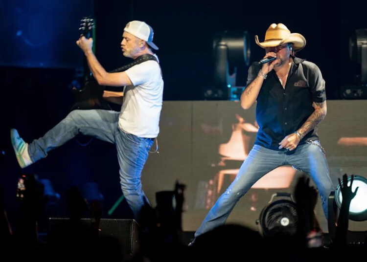 O apelo country atemporal de Jason Aldean foi exibido na Bridgestone Arena