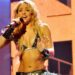 O biquíni metálico de Shakira destaca seu corpo de praia