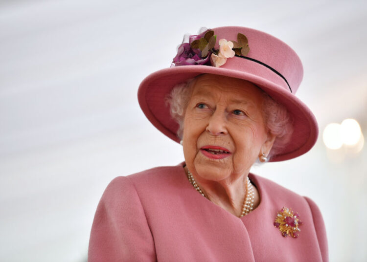 O confidente da rainha Elizabeth revela que Monarch ficou 'machucado e chateado' pela lista de convidados de celebridades de Harry & Meghan