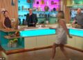 O convidado do brunch de domingo, Anna Williamson 'vaiado' depois de atacar o set em erro hilário