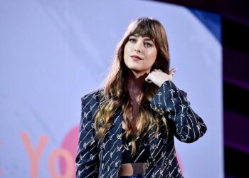 Dakota Johnson não pode deixar de deprimido no meio do confinamento