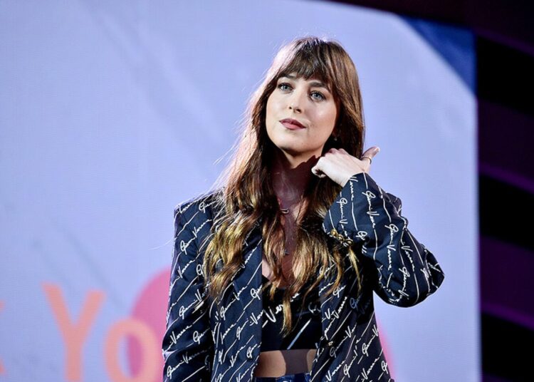 Dakota Johnson não pode deixar de deprimido no meio do confinamento
