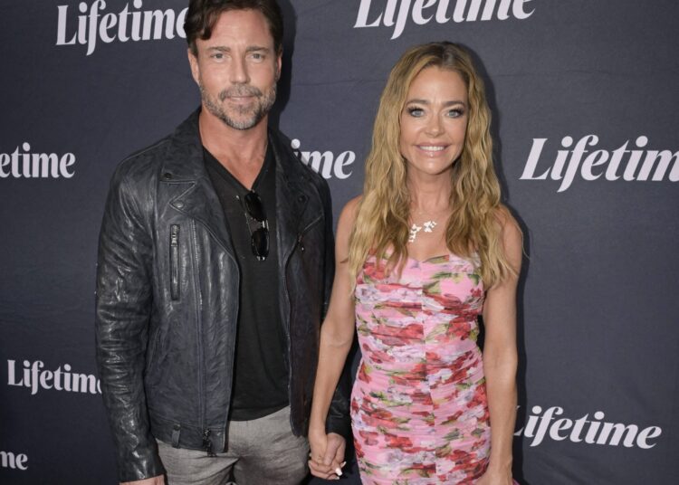 O divórcio contencioso de Denise Richards de ex Aaron Phypers está 'absolutamente sangrando sua seca' - Star Magazine