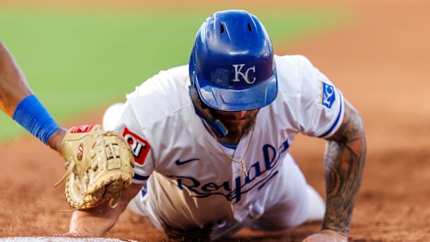 O escritor da Royals exorta a equipe a bloquear o jovem jogador com extensão