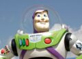 O escritor de 'LightYear' lembra Snoop Dogg exatamente por que o casal lésbico do filme '