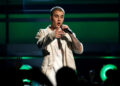 O imitador de Justin Bieber engana a boate Las Vegas, canta no palco