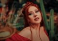 O maiô vermelho de Christina Aguilera destaca suas curvas