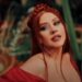 O maiô vermelho de Christina Aguilera destaca suas curvas