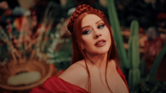 O maiô vermelho de Christina Aguilera destaca suas curvas