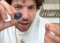 O noivo 'surdo' de Selena Gomez, Benny Blanco, criticou por se orgulhar de cerca de US $ 200 da caixa de mirtilos