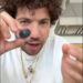 O noivo 'surdo' de Selena Gomez, Benny Blanco, criticou por se orgulhar de cerca de US $ 200 da caixa de mirtilos