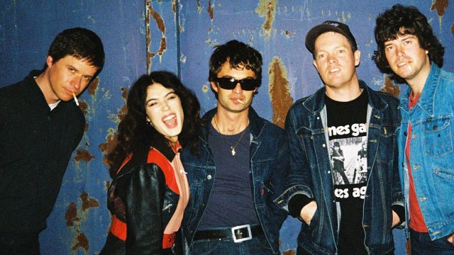 O prêmio Anunciar o álbum de estréia 'in the Red', compartilhar 'da noite'