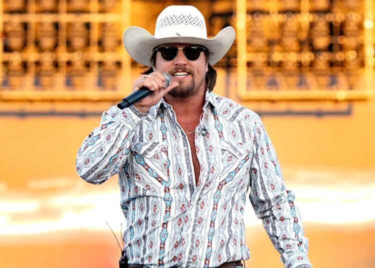 O programa do cantor country Gavin Adcock entra em erupção quando o estágio de tempestades de fãs é abordado