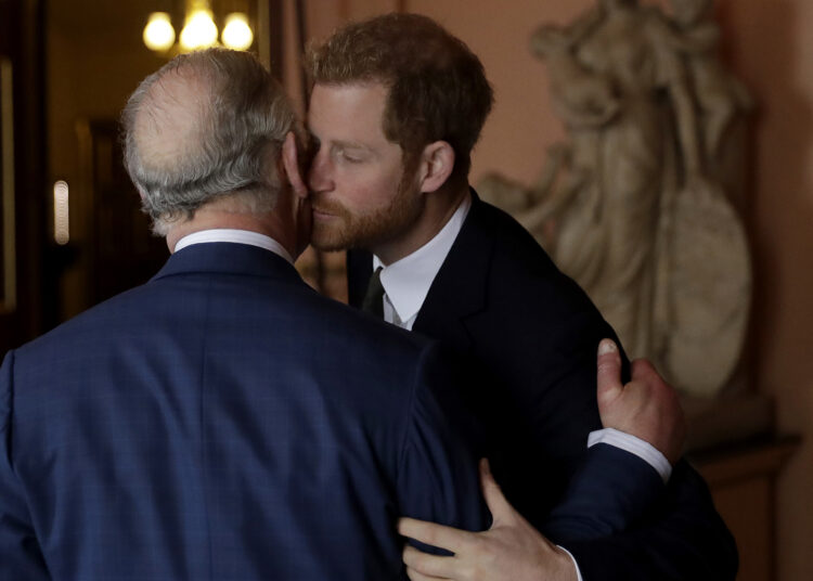 O que o príncipe Harry precisa fazer para reconstruir a confiança com o rei Charles, de acordo com o especialista em relações públicas