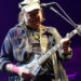 O rockstar dos anos 70 Neil Young, 79 anos, apresenta essa música controversa pela primeira vez em 28 anos