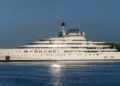 O príncipe britânico do Royals William e Kate estão aparentemente passando o verão a bordo da Opera Superyacht, uma enorme embarcação de US $ 450 milhões de propriedade da família Al Nahyan de Abu Dhabi