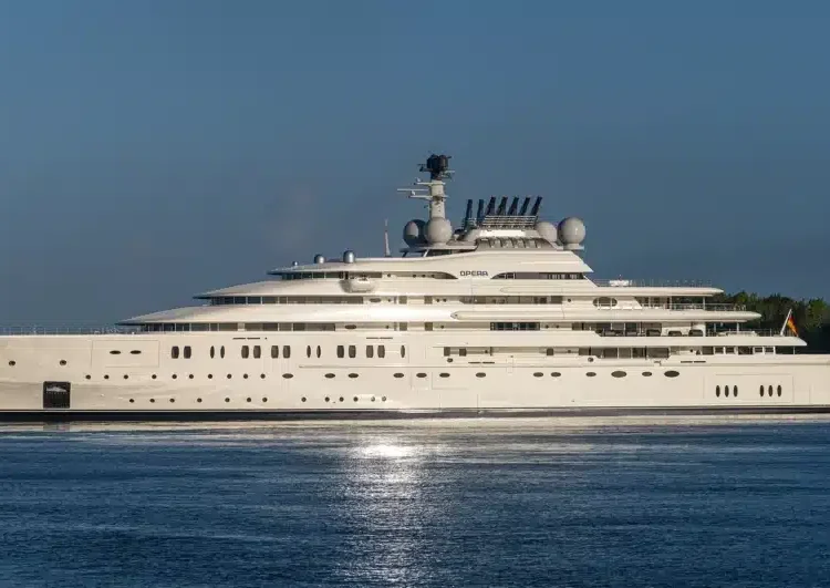 O príncipe britânico do Royals William e Kate estão aparentemente passando o verão a bordo da Opera Superyacht, uma enorme embarcação de US $ 450 milhões de propriedade da família Al Nahyan de Abu Dhabi