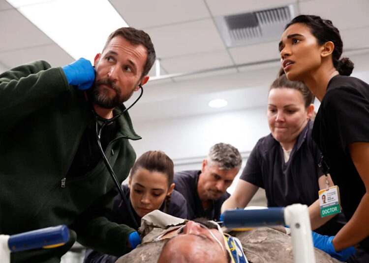 O trailer de 'The Pitt' mostra a segunda temporada começando com fogos de artifício e rostos frescos