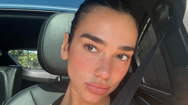 O vestido de aniversário 'assassino' de Dua Lipa apresenta um recorte de bunda