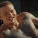 O videoclipe '2 par' de Kane Brown prova que as botas de cowboy estão sempre na estação