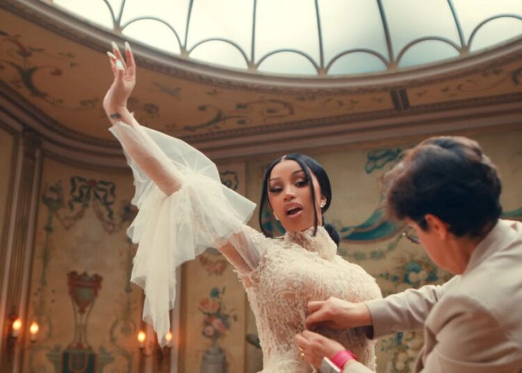 O videoclipe "Imaginary Playerz" de Cardi B é preenchido até a borda com alta costura