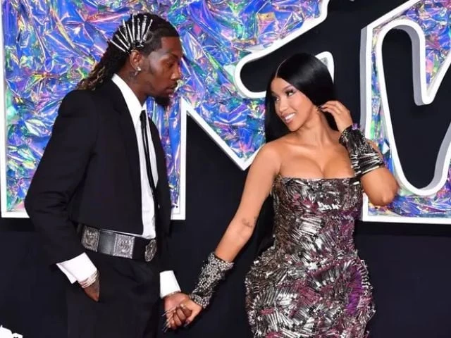 Offset culpando cardi b por falhado no casamento por cozinhar em nova música