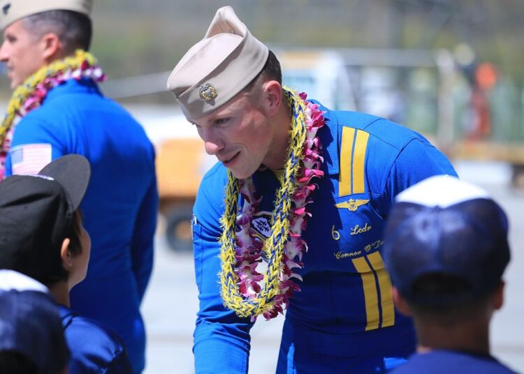 Os anjos azuis da Marinha dos EUA se apresentam no Kaneohe Bay Air Show